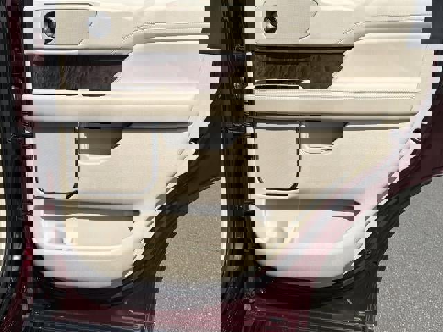 Used 2018 Lincoln Navigator Select w/ Technology Package image 16