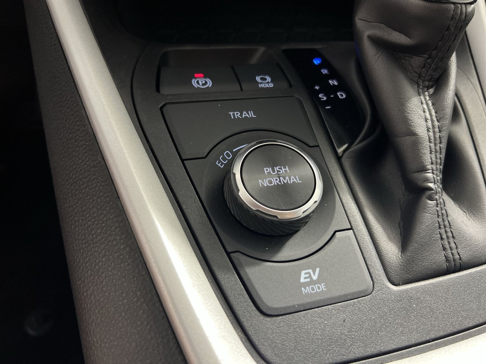 Used 2025 Toyota RAV4 XLE AWD/4WD image 32