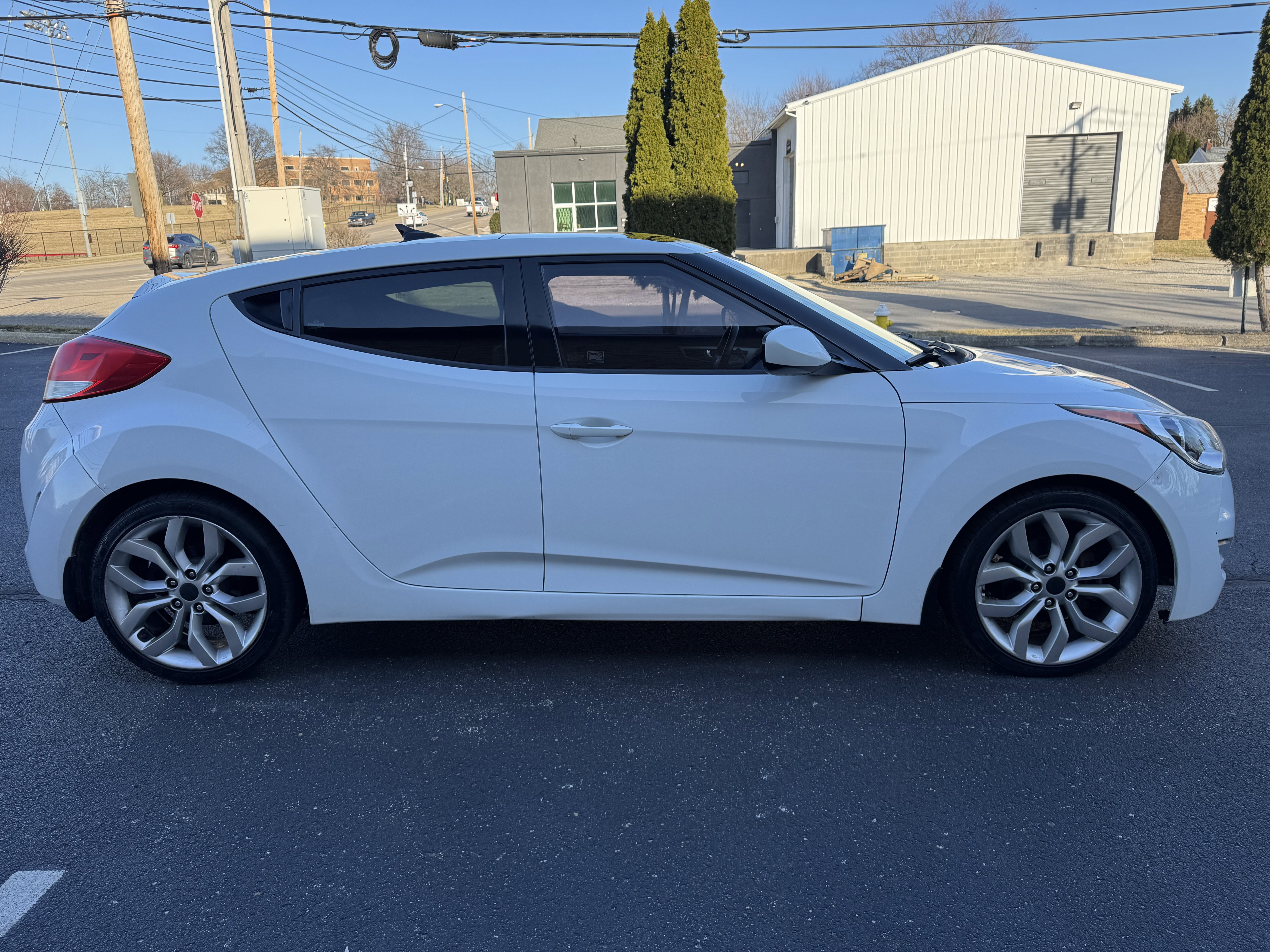 Used 2013 Hyundai Veloster w/ Style Pkg image 5