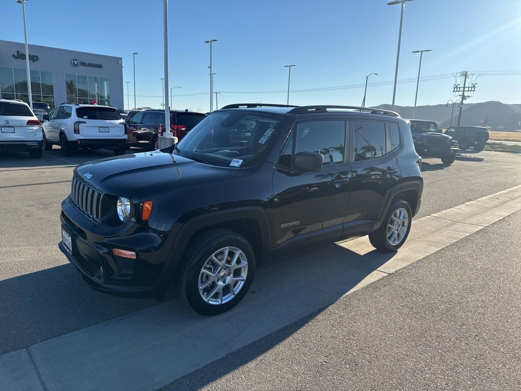 Used 2023 Jeep Renegade Latitude w/ Sun & Fun Group AWD/4WD image 4
