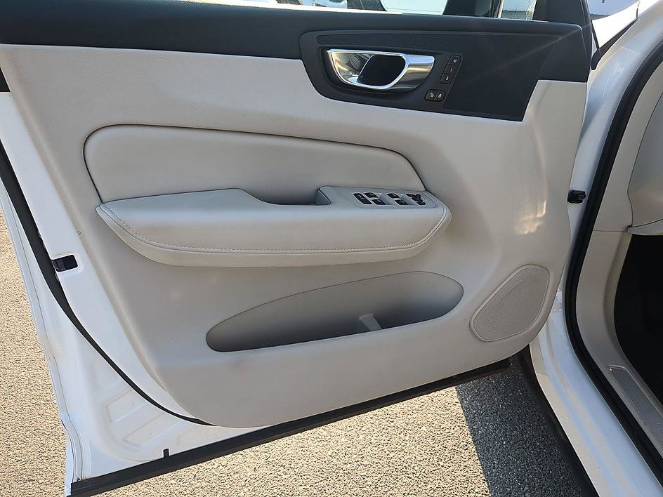 Used 2023 Volvo XC60 B5 Plus w/ Climate Package FWD image 12