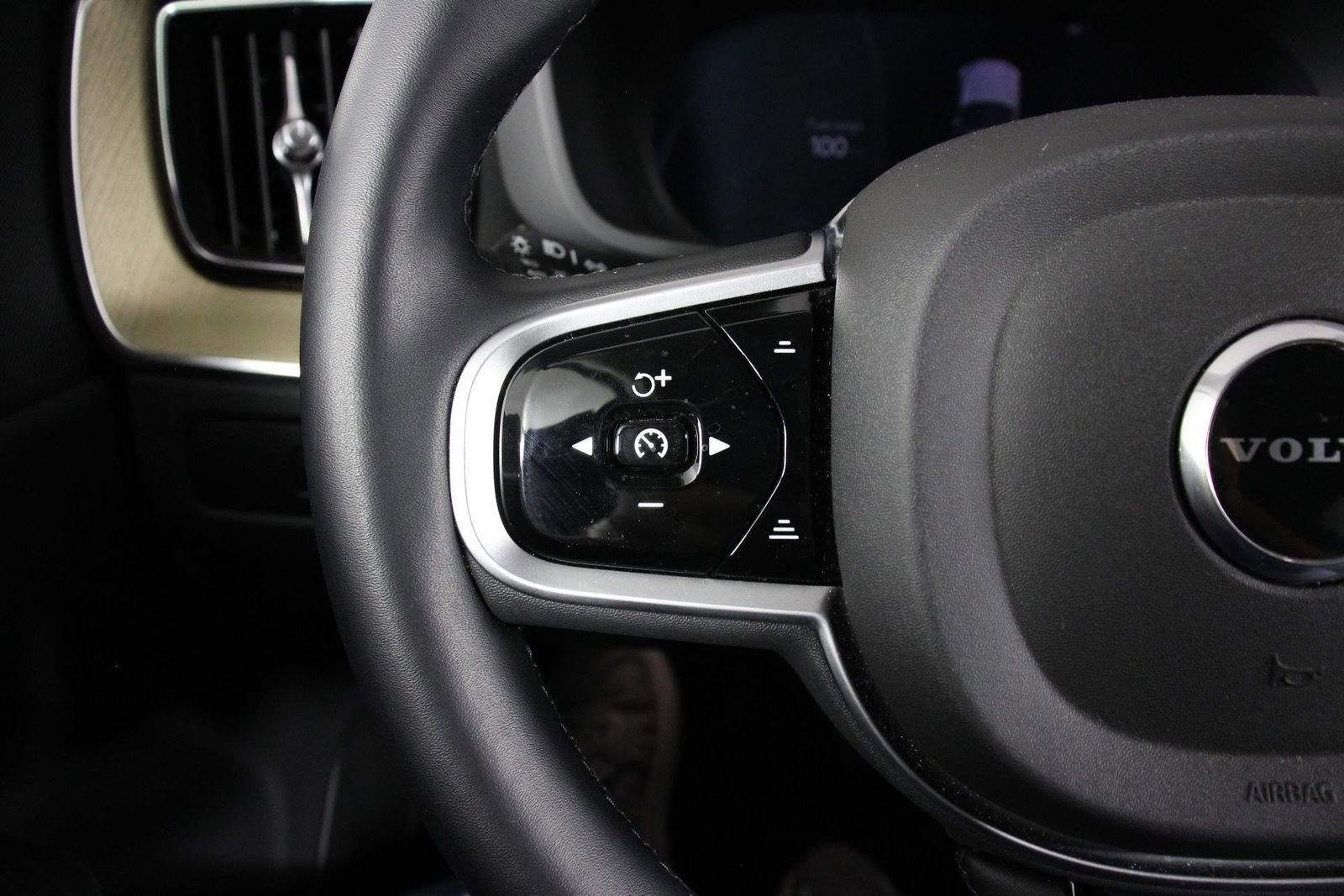 Certified 2026 Volvo XC60 B5 Plus AWD/4WD image 10
