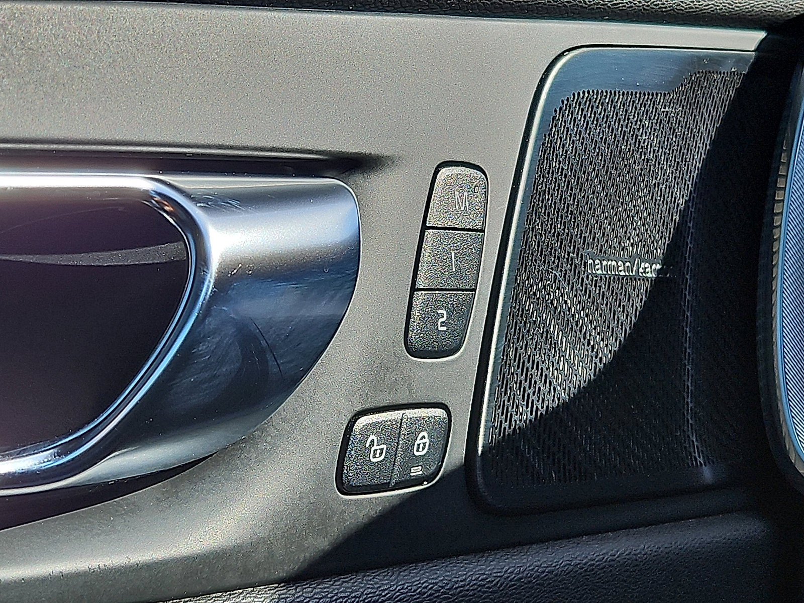 Used 2021 Volvo XC60 T6 R-Design image 25