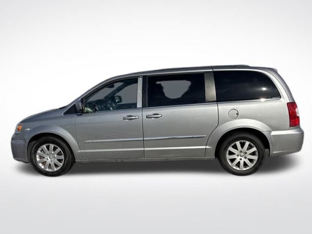 Used 2016 Chrysler Town & Country Touring image 2