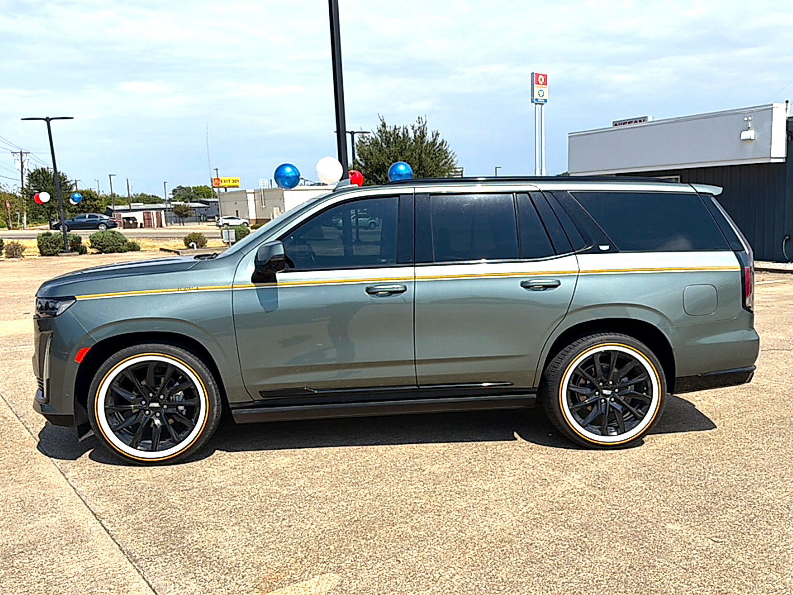 Used 2023 Cadillac Escalade Sport Platinum AWD/4WD image 2