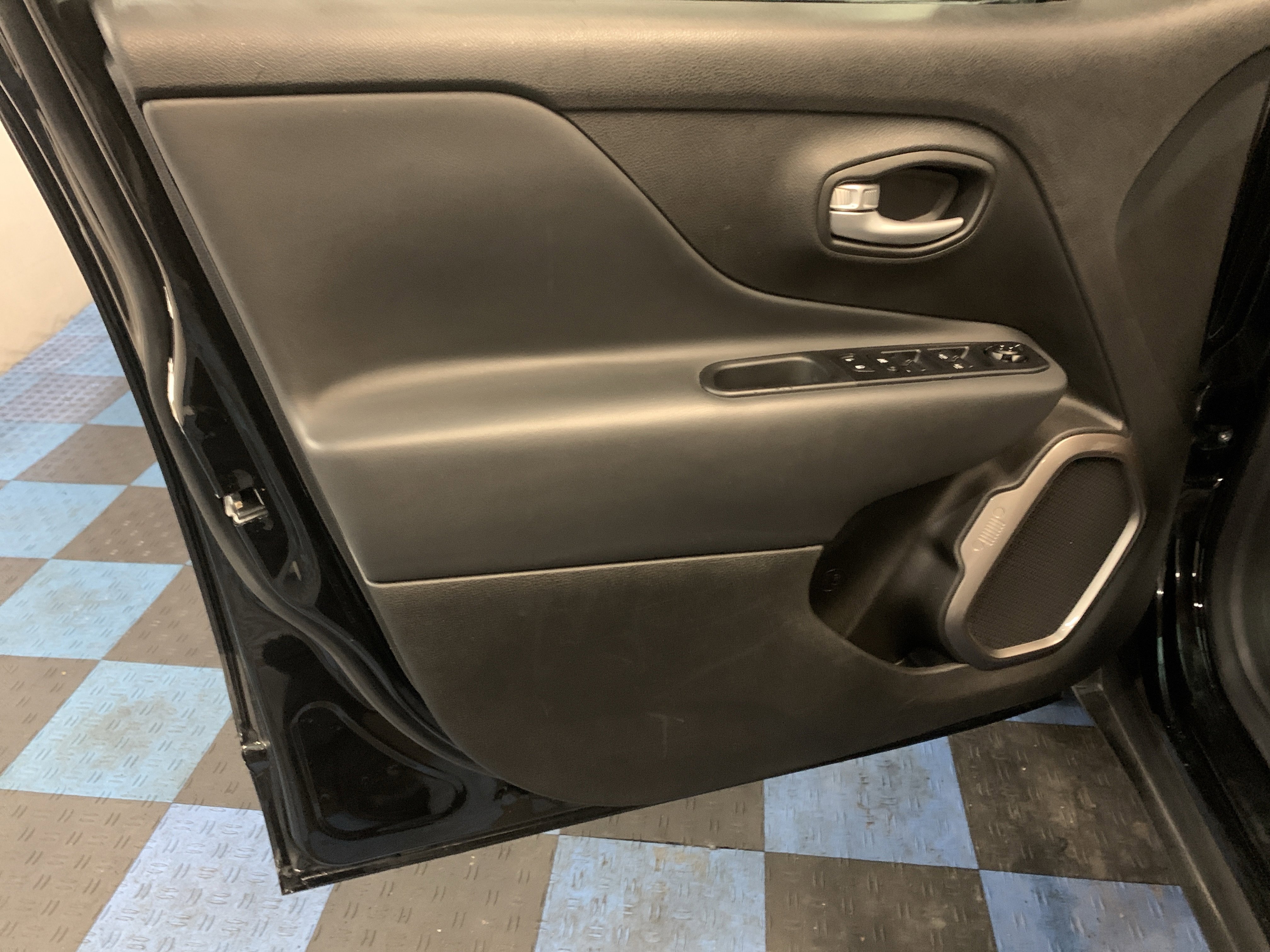 Used 2023 Jeep Renegade Latitude image 12