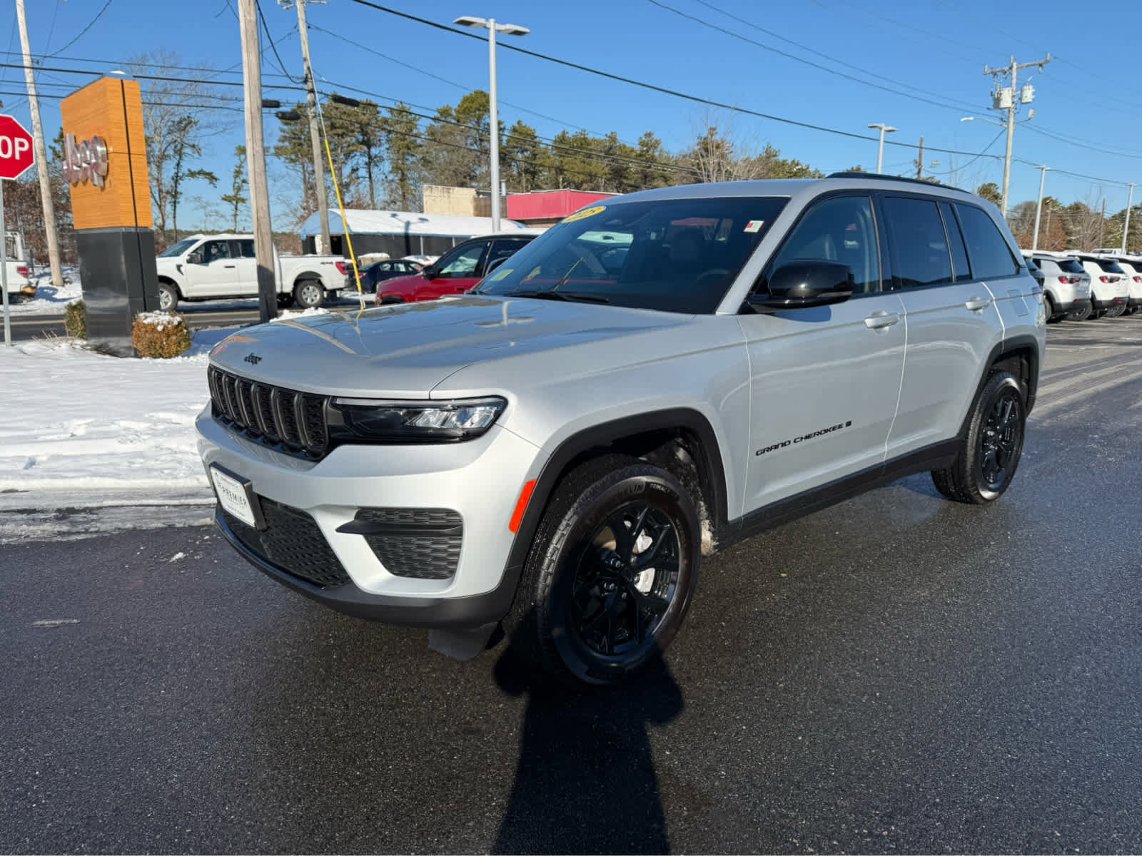 Used 2025 Jeep Grand Cherokee Altitude image 4