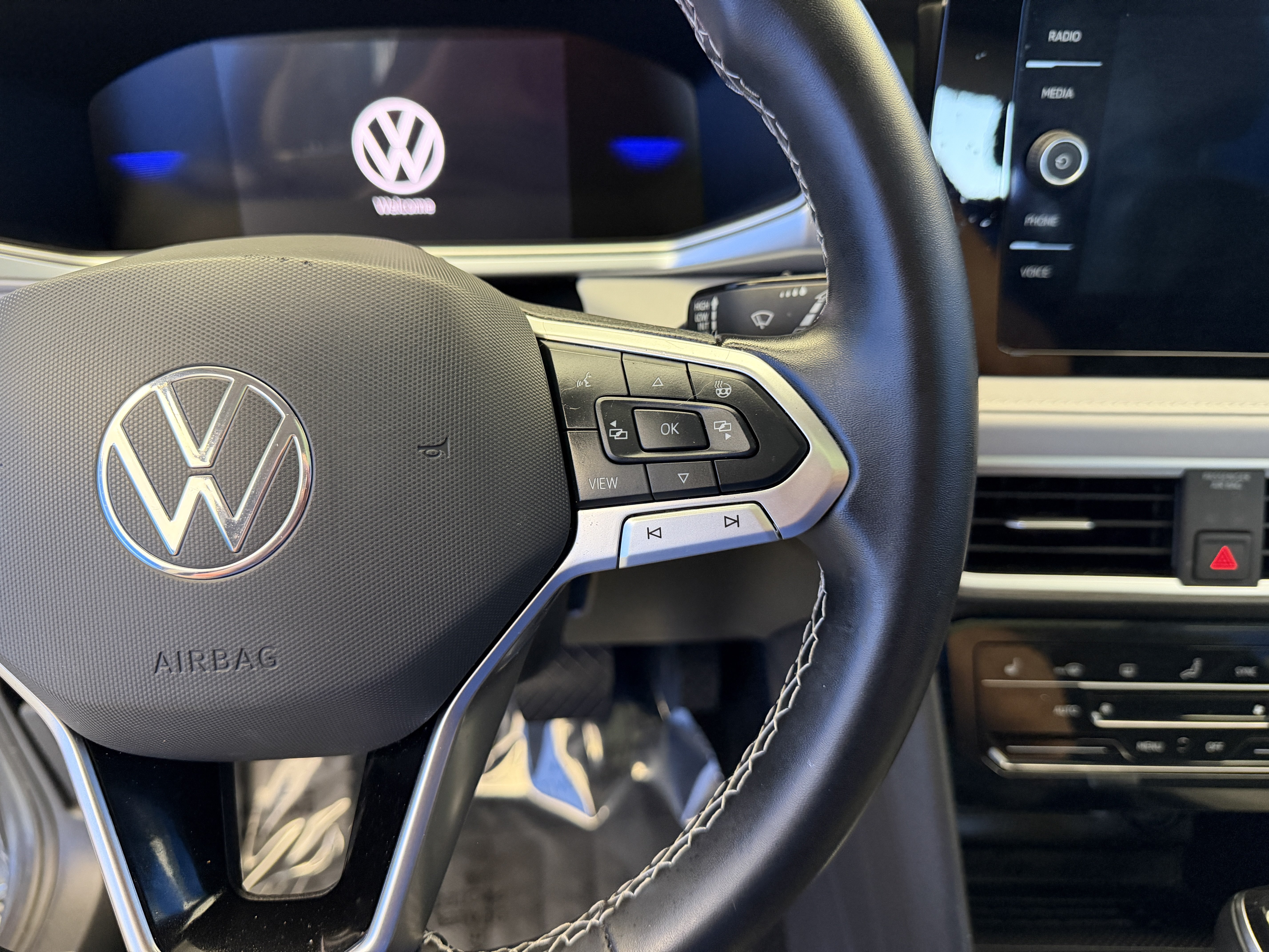 Certified 2025 Volkswagen Taos SE w/ Panoramic Sunroof Package FWD image 16