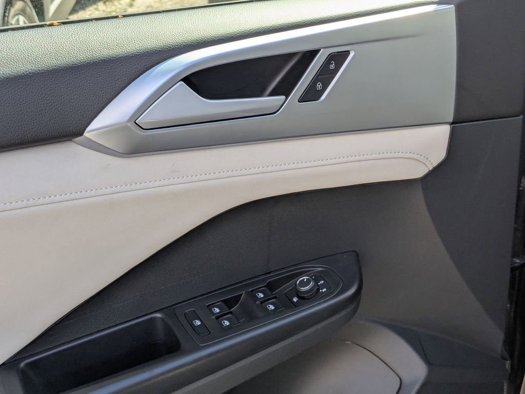 Used 2025 Volkswagen Taos SE AWD/4WD image 13