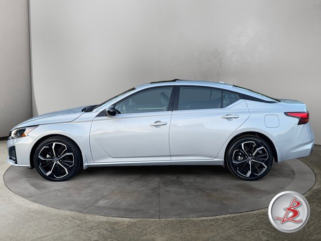 Used 2024 Nissan Altima 2.5 SR w/ SR Premium Package image 4