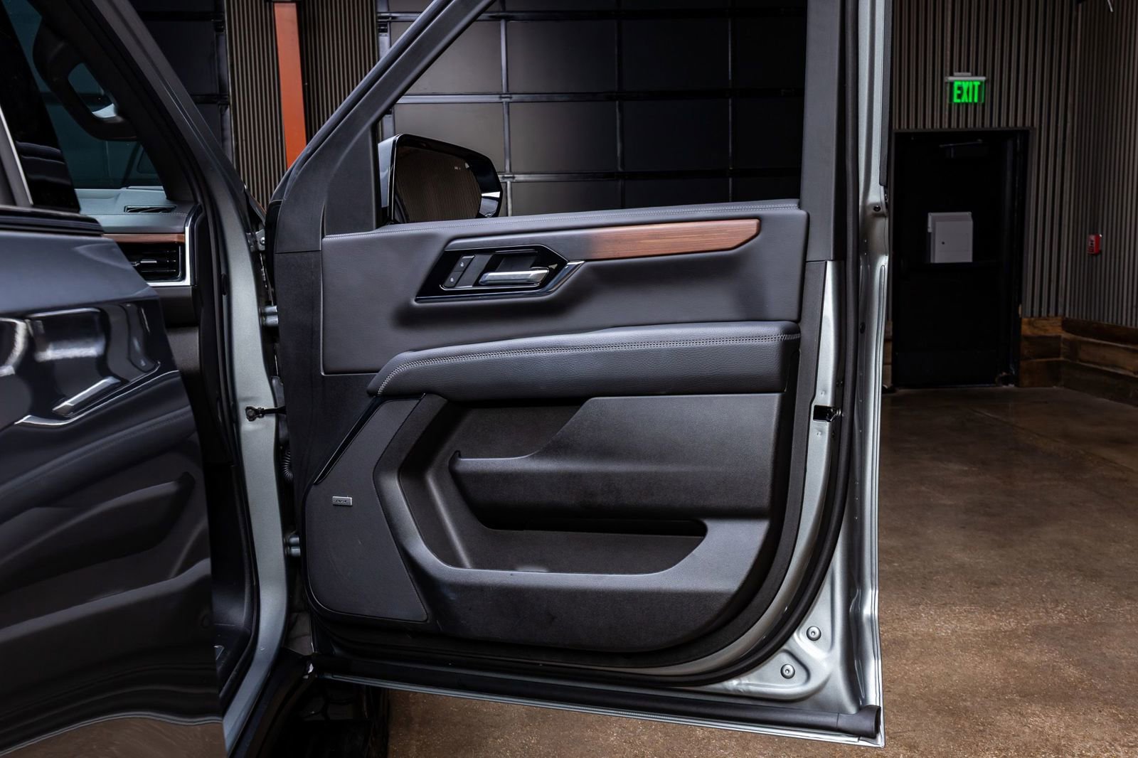 Used 2025 GMC Yukon Denali w/ Denali Reserve Package image 38