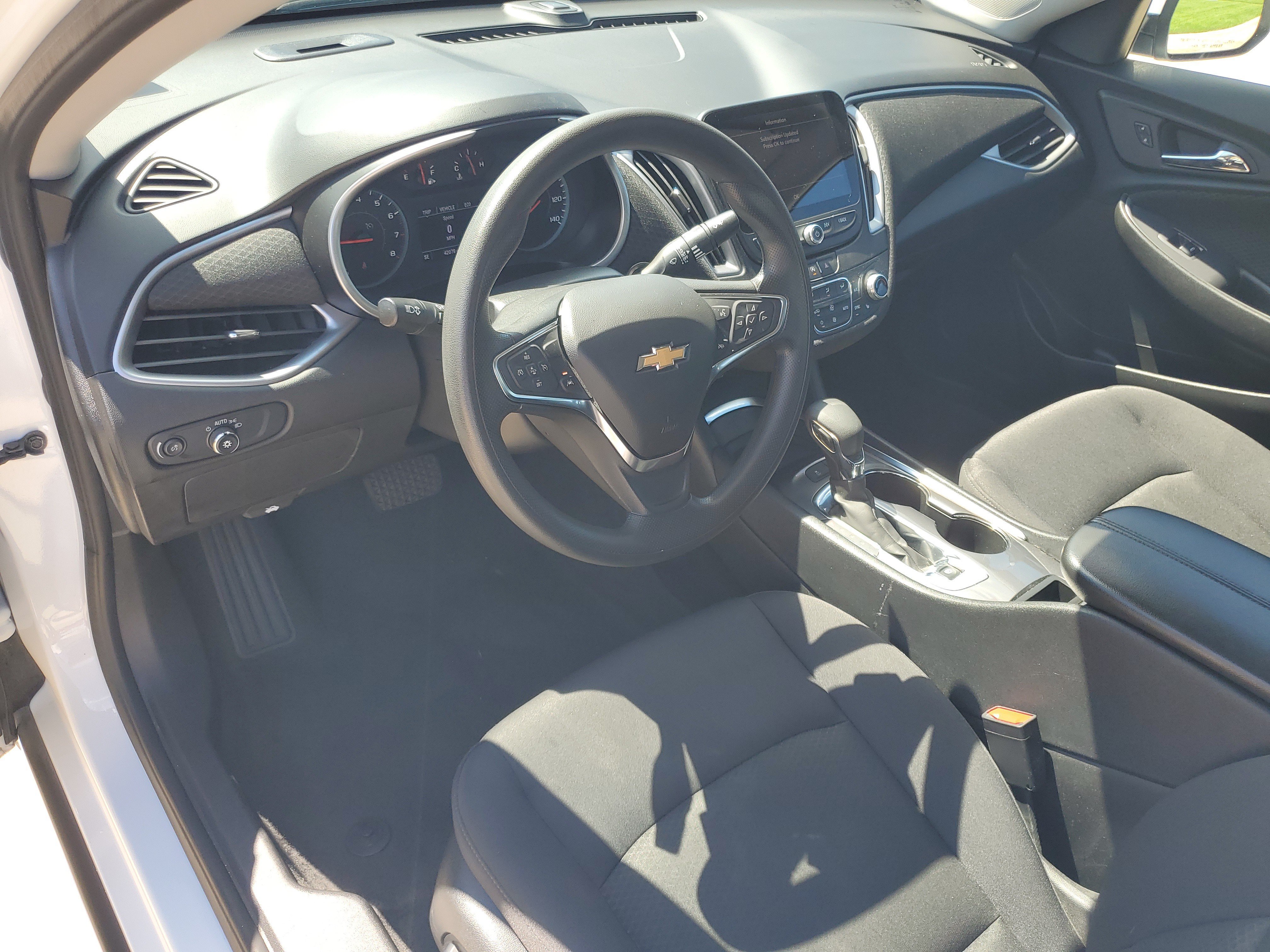 Used 2025 Chevrolet Malibu LT FWD image 4
