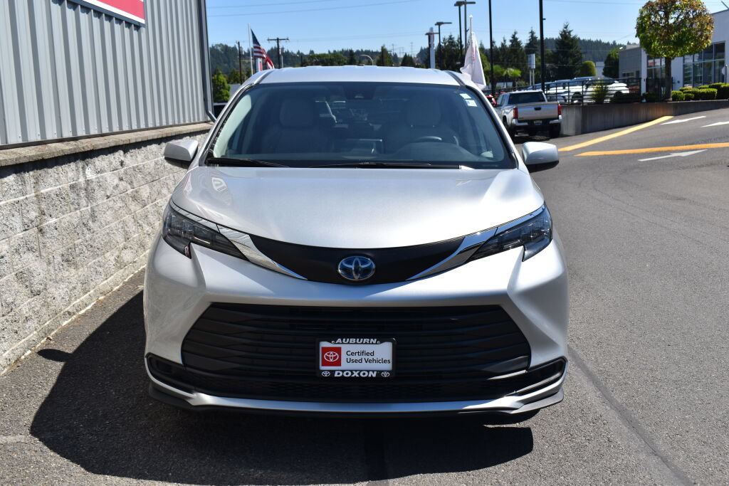 Certified 2024 Toyota Sienna LE AWD/4WD image 2