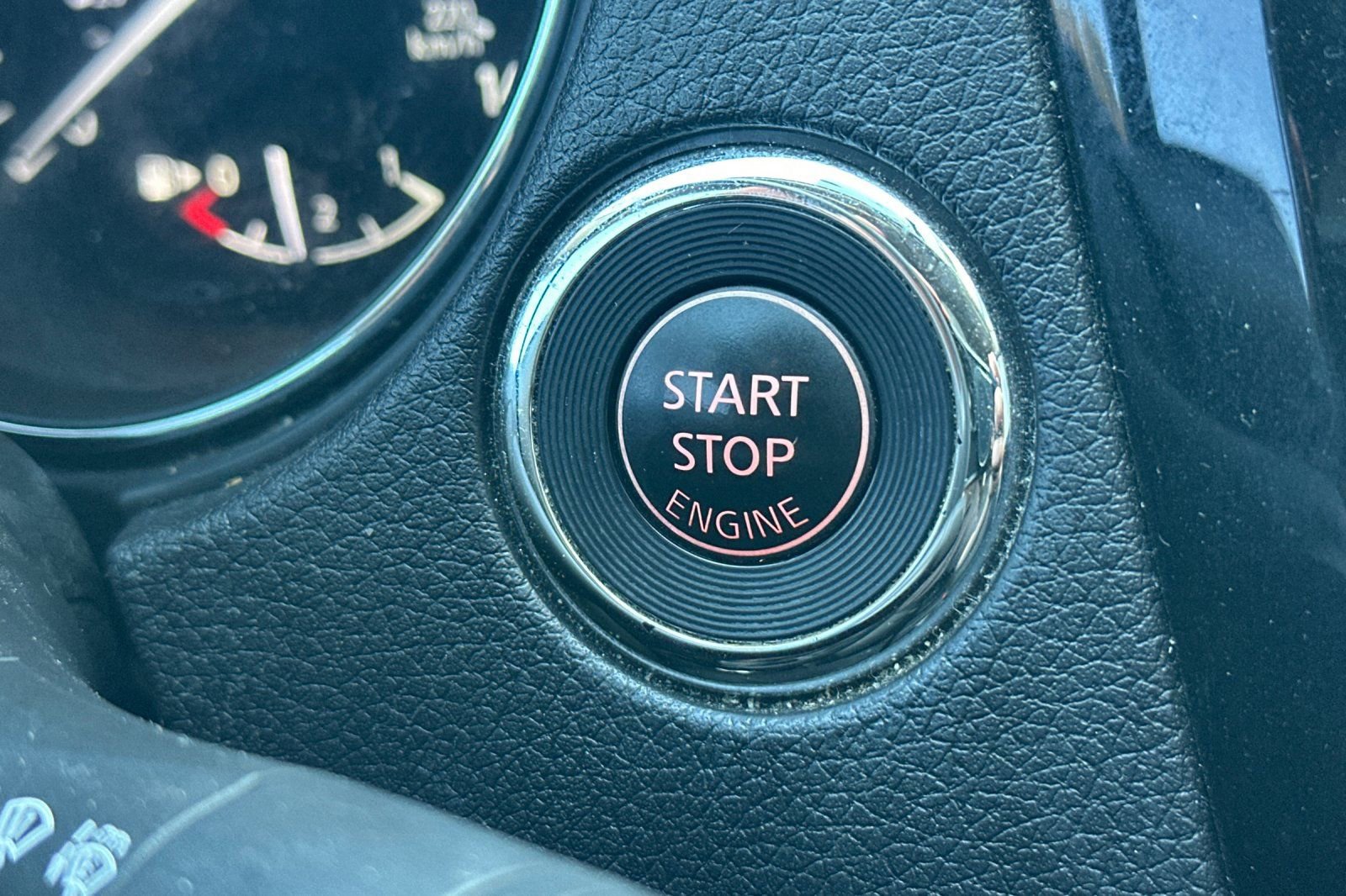 Used 2014 Nissan Rogue SV w/ SV Premium Package image 28