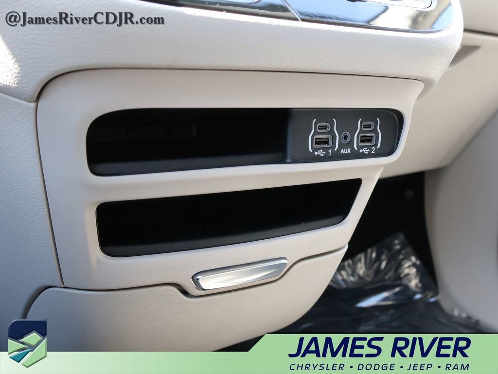 Used 2024 Chrysler Pacifica Touring-L FWD image 38
