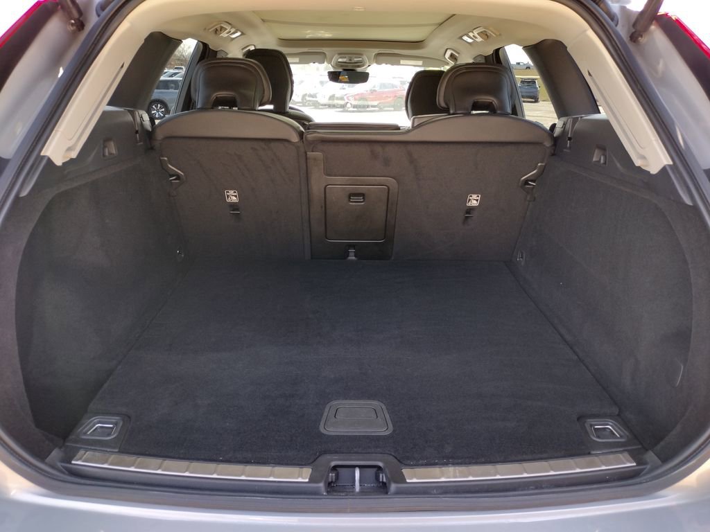 Used 2022 Volvo XC60 B5 Momentum image 9