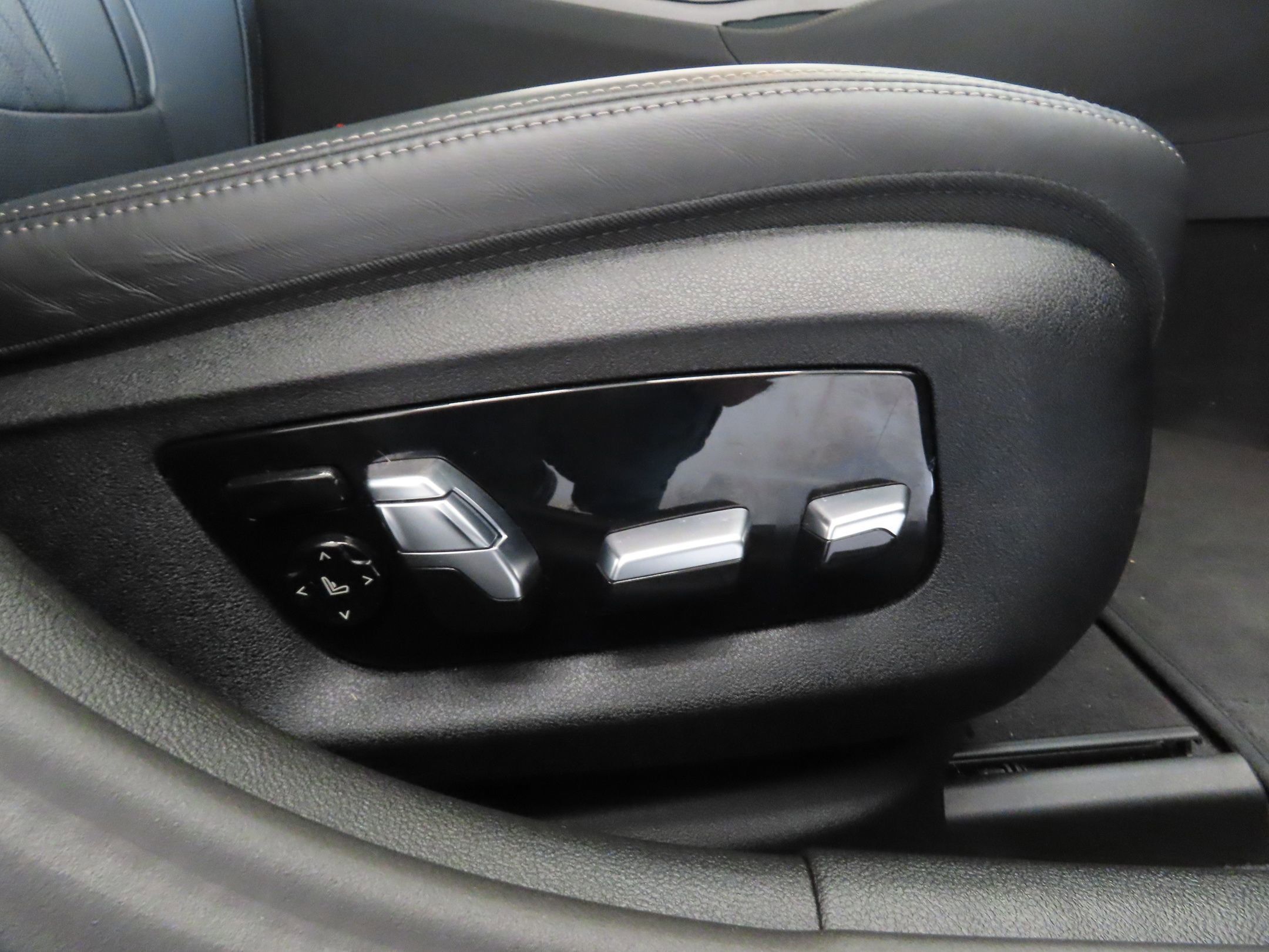 Used 2023 BMW M550i xDrive w/ Dynamic Handling Package image 30