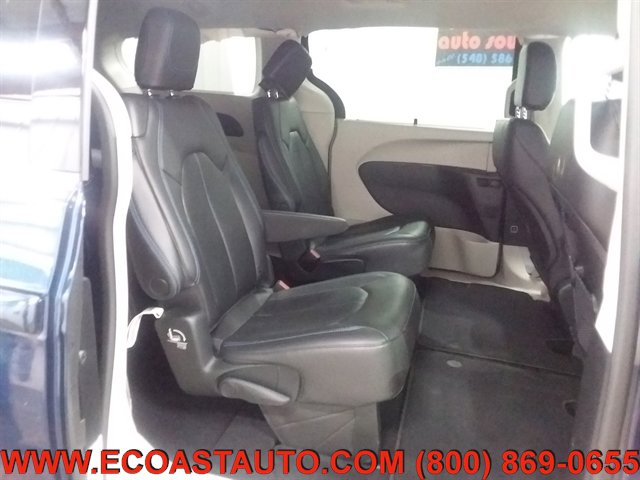 Used 2021 Chrysler Pacifica Touring-L image 16