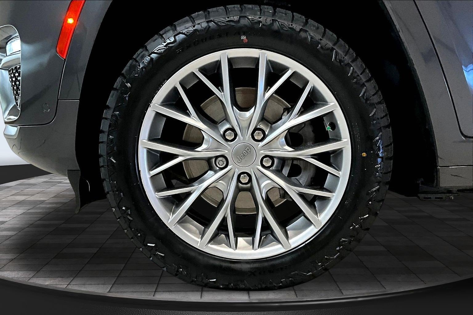 Used 2022 Jeep Grand Cherokee Summit AWD/4WD image 35