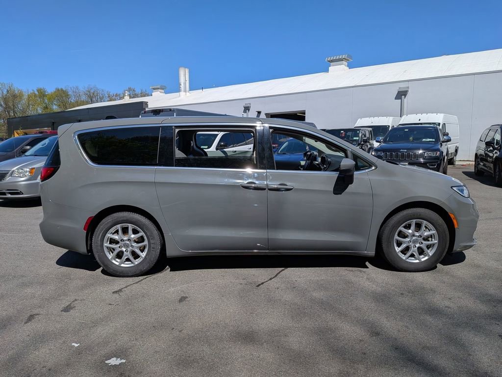 Used 2023 Chrysler Pacifica Touring-L FWD image 3