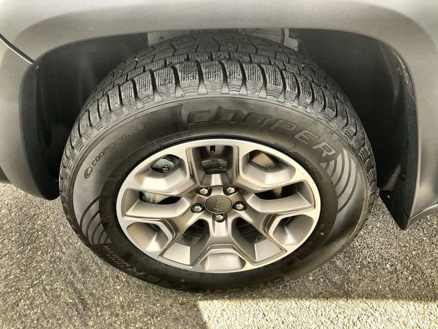 Used 2022 Jeep Cherokee Trailhawk w/ Premium Leather Package image 10