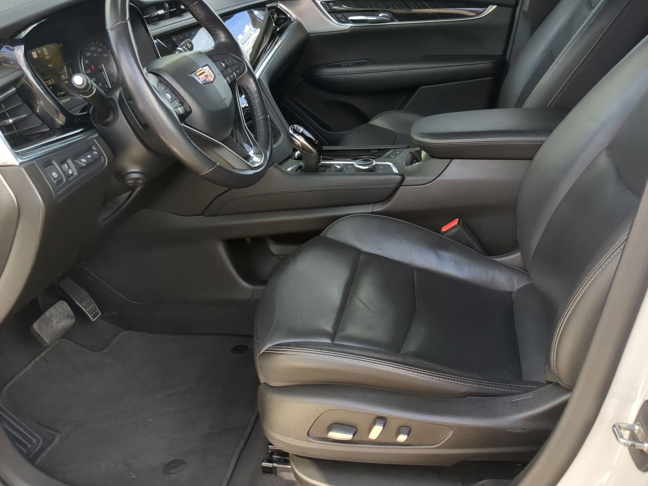 Used 2021 Cadillac XT6 Premium Luxury w/ LPO, ONYX Package image 11