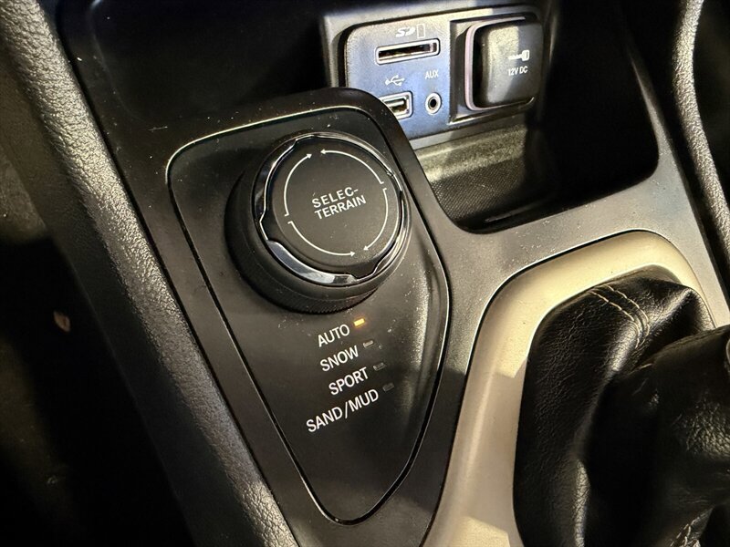 Used 2016 Jeep Cherokee Latitude w/ Safety/Convenience Group AWD/4WD image 23