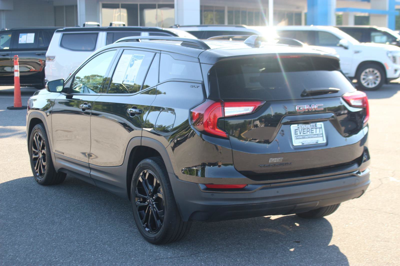 Used 2022 GMC Terrain SLT w/ Infotainment Package II FWD image 5