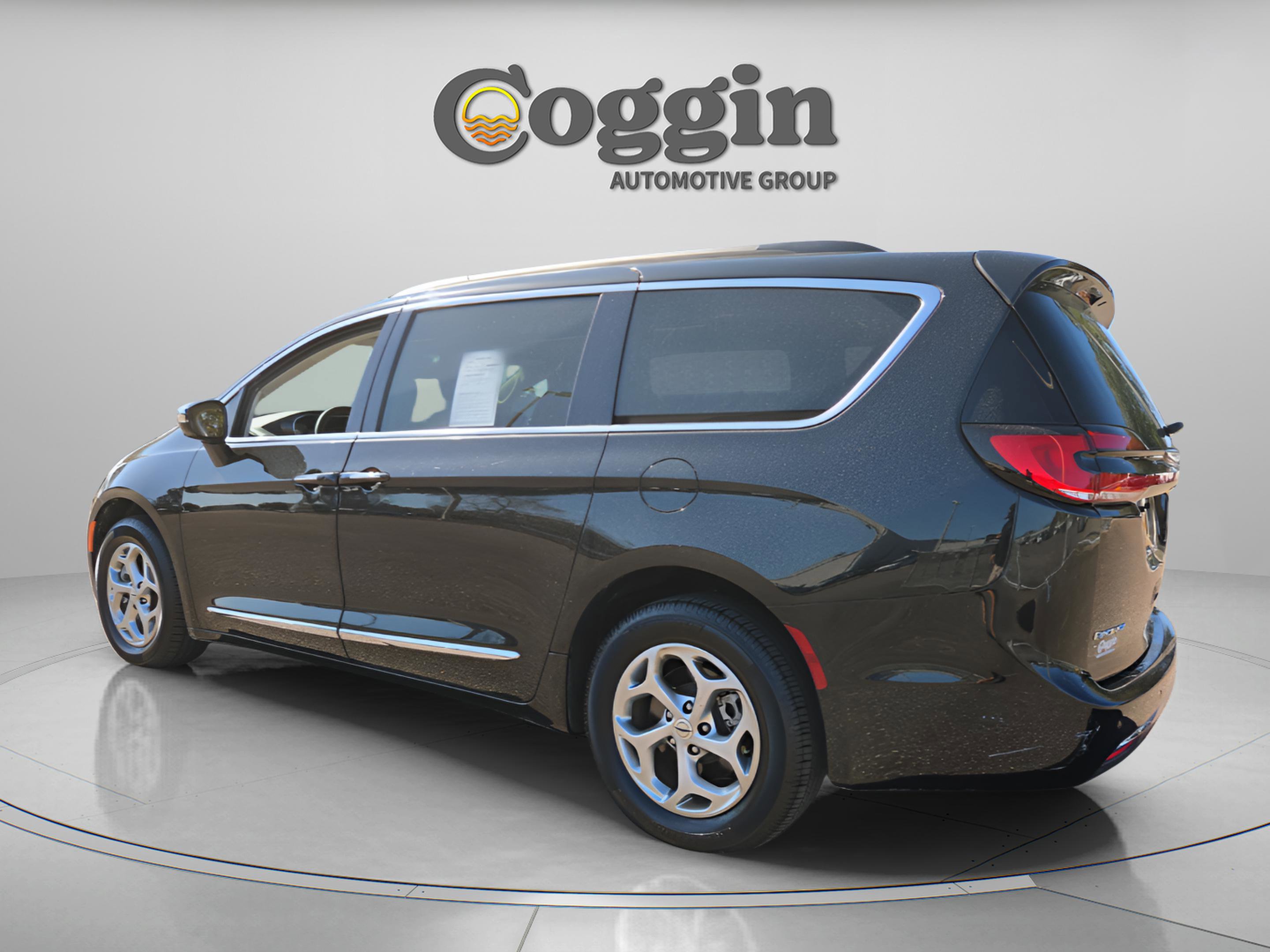 Used 2023 Chrysler Pacifica Limited w/ Uconnect Theater Family Group image 4