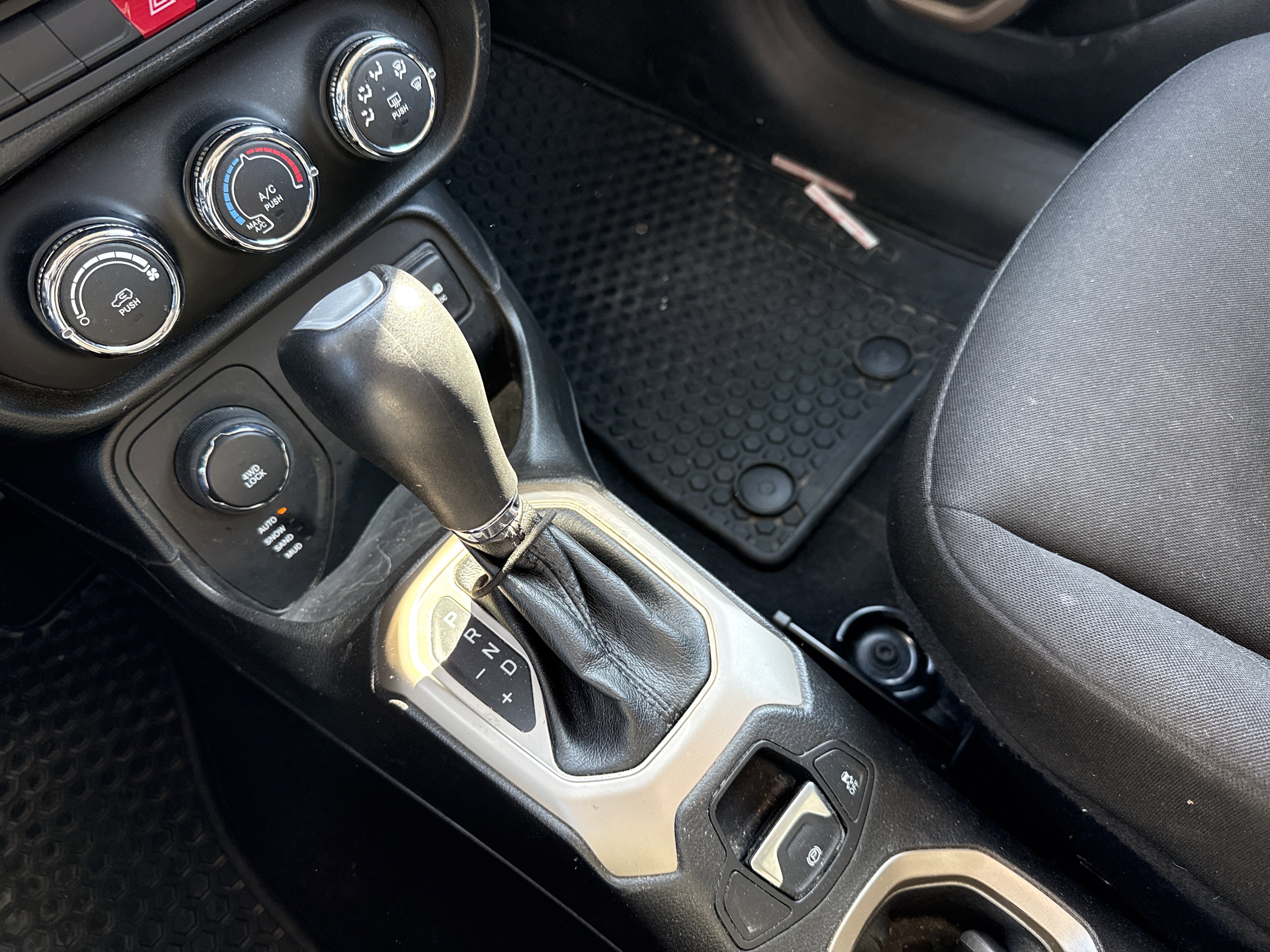 Used 2016 Jeep Renegade Latitude w/ Cold Weather Group image 23