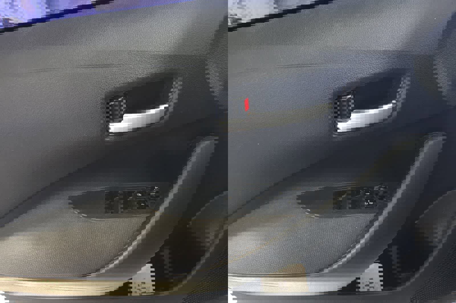 Used 2020 Toyota Corolla LE image 15