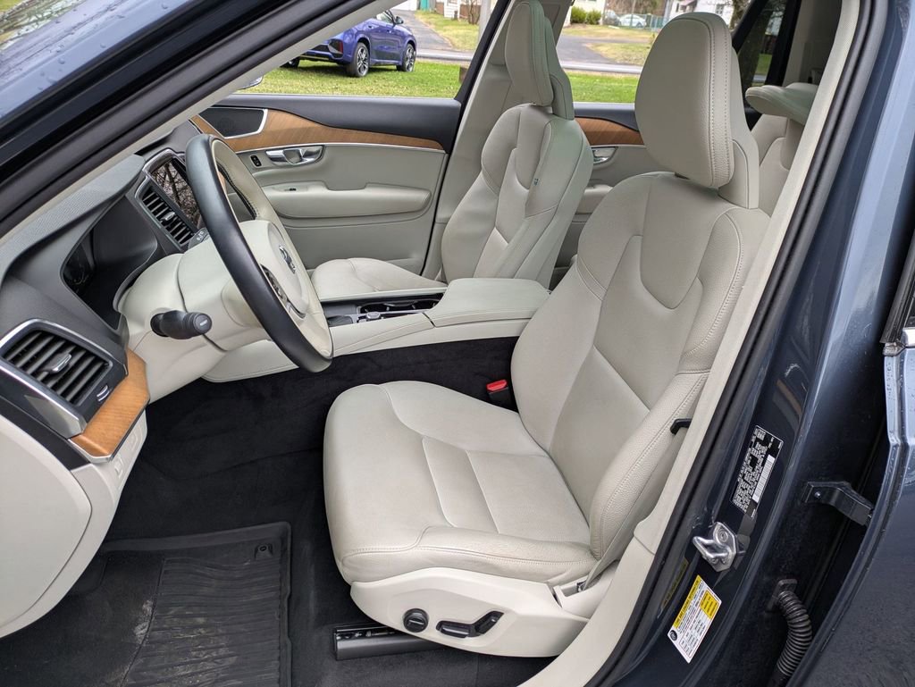 Used 2021 Volvo XC90 T6 Momentum image 8
