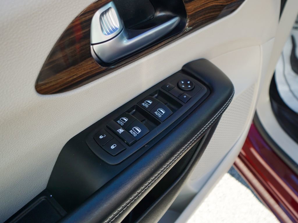 Used 2021 Chrysler Pacifica Limited w/ Uconnect Theater Family Group image 20