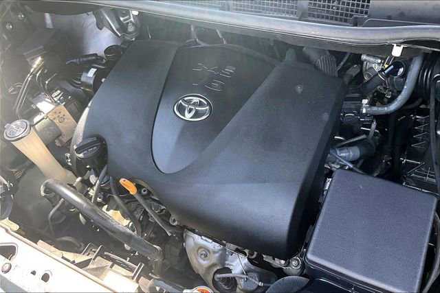 Used 2020 Toyota Sienna XLE w/ XLE Navigation Package FWD image 32