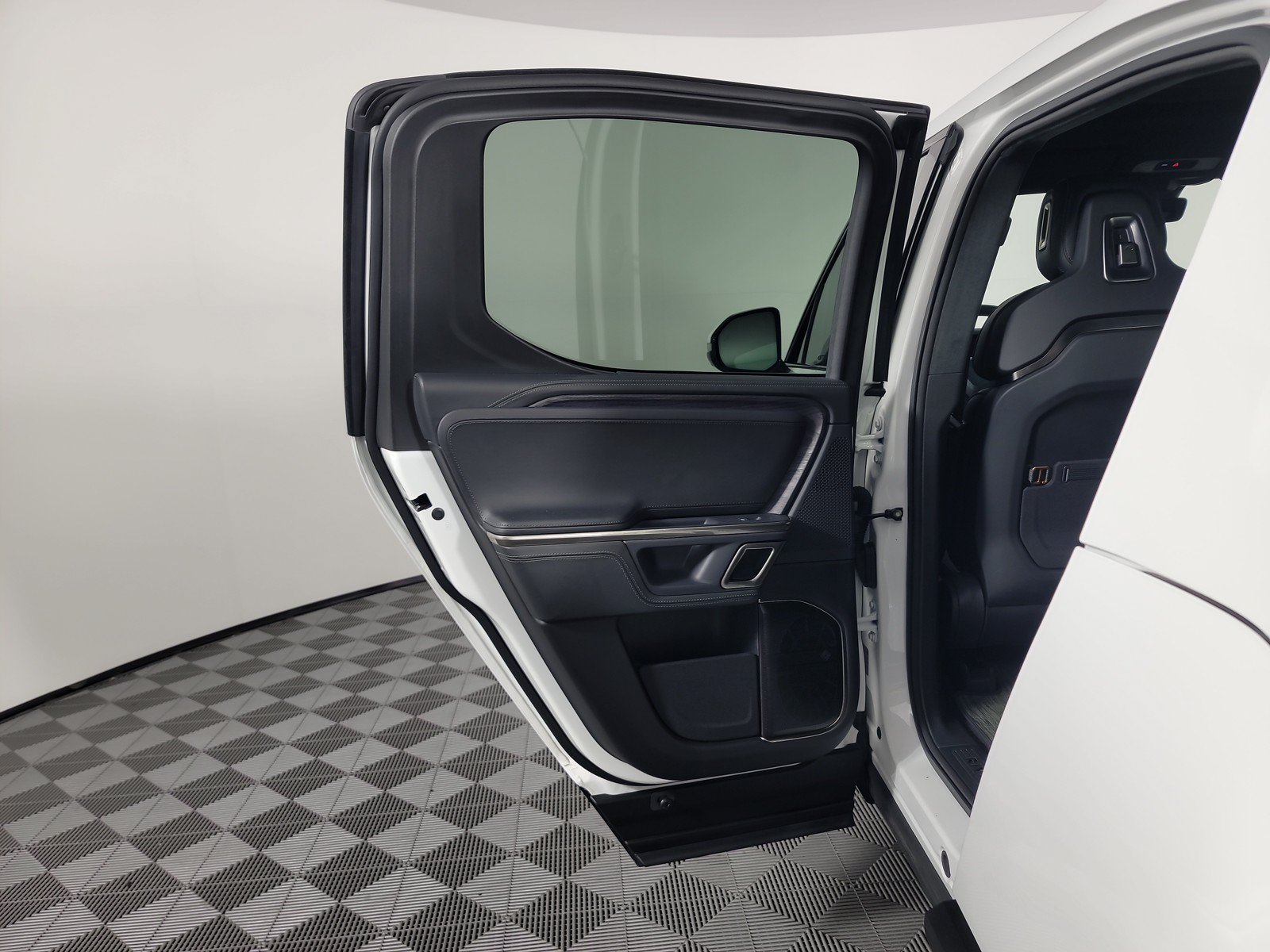 Used 2024 Rivian R1T Adventure AWD/4WD image 17