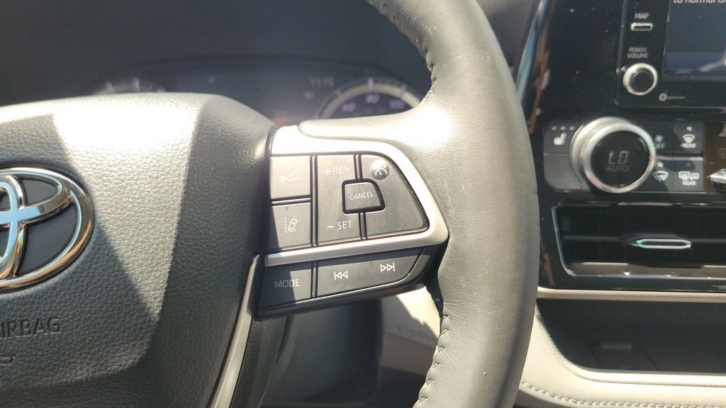 Used 2022 Toyota Highlander XLE FWD image 24