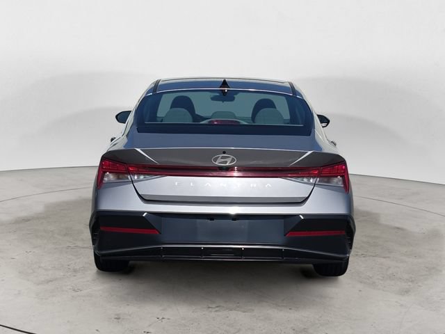 Used 2025 Hyundai Elantra SEL FWD image 4