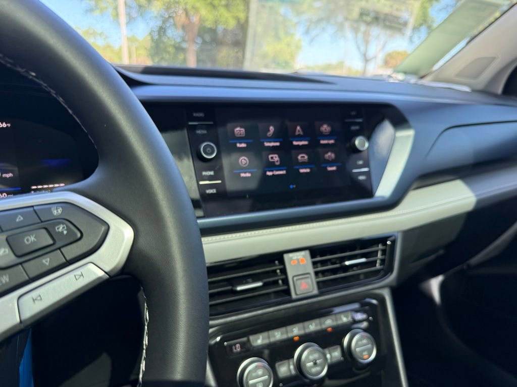 Used 2024 Volkswagen Taos SE image 25