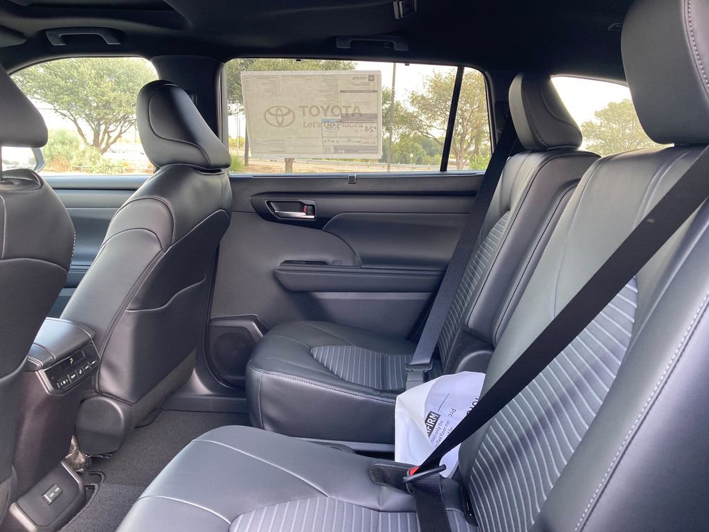 New 2026 Toyota Highlander XSE AWD/4WD image 3