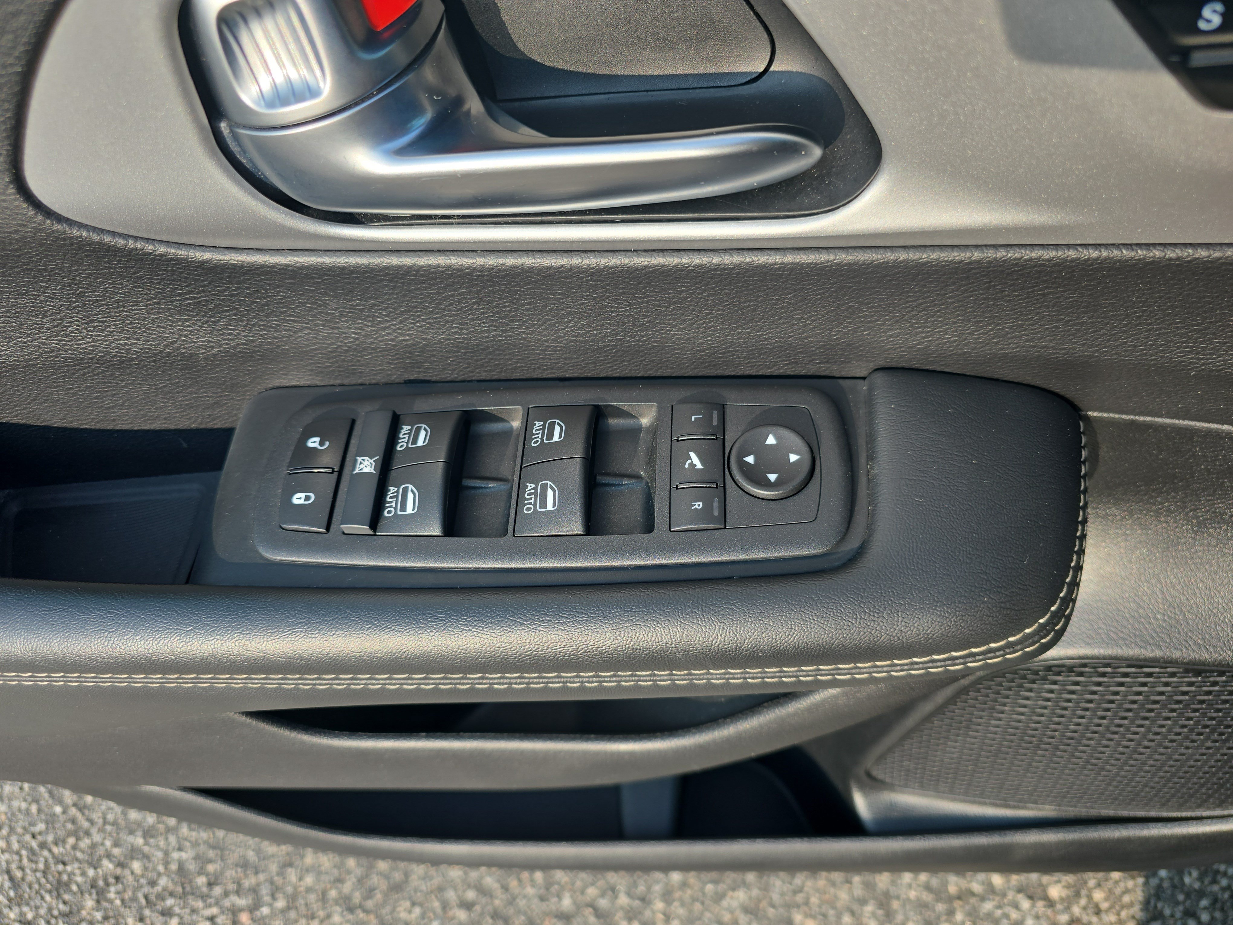 Used 2025 Chrysler Pacifica Limited FWD image 24