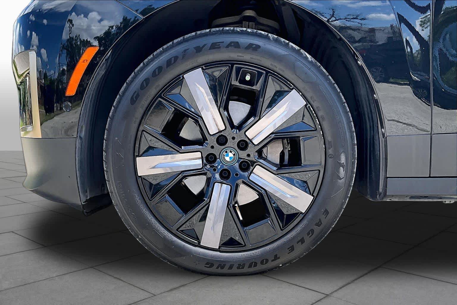 Used 2024 BMW iX xDrive50 w/ Premium Package AWD/4WD image 10