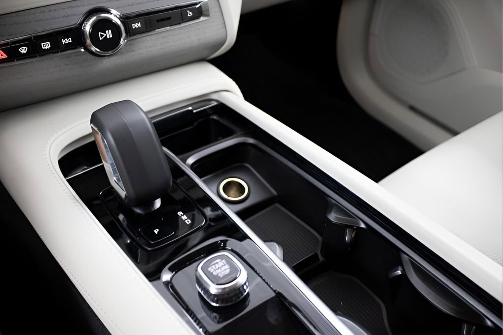 Certified 2025 Volvo XC90 T8 Plus w/ Protection Package Premier image 29