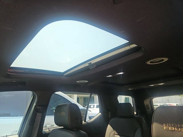 Used 2023 Chevrolet Traverse High Country FWD image 7