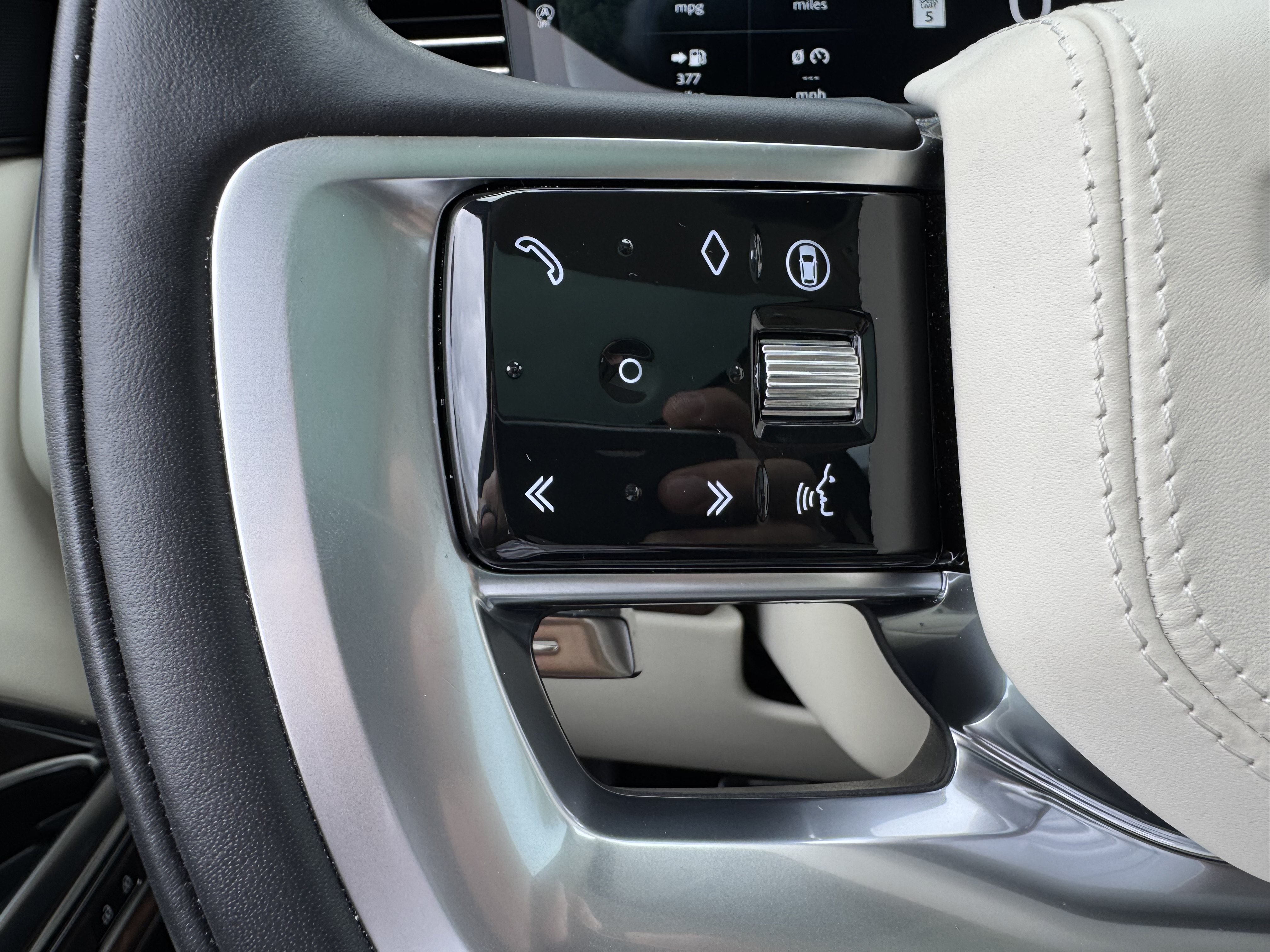 Certified 2025 Land Rover Range Rover SE AWD/4WD image 16