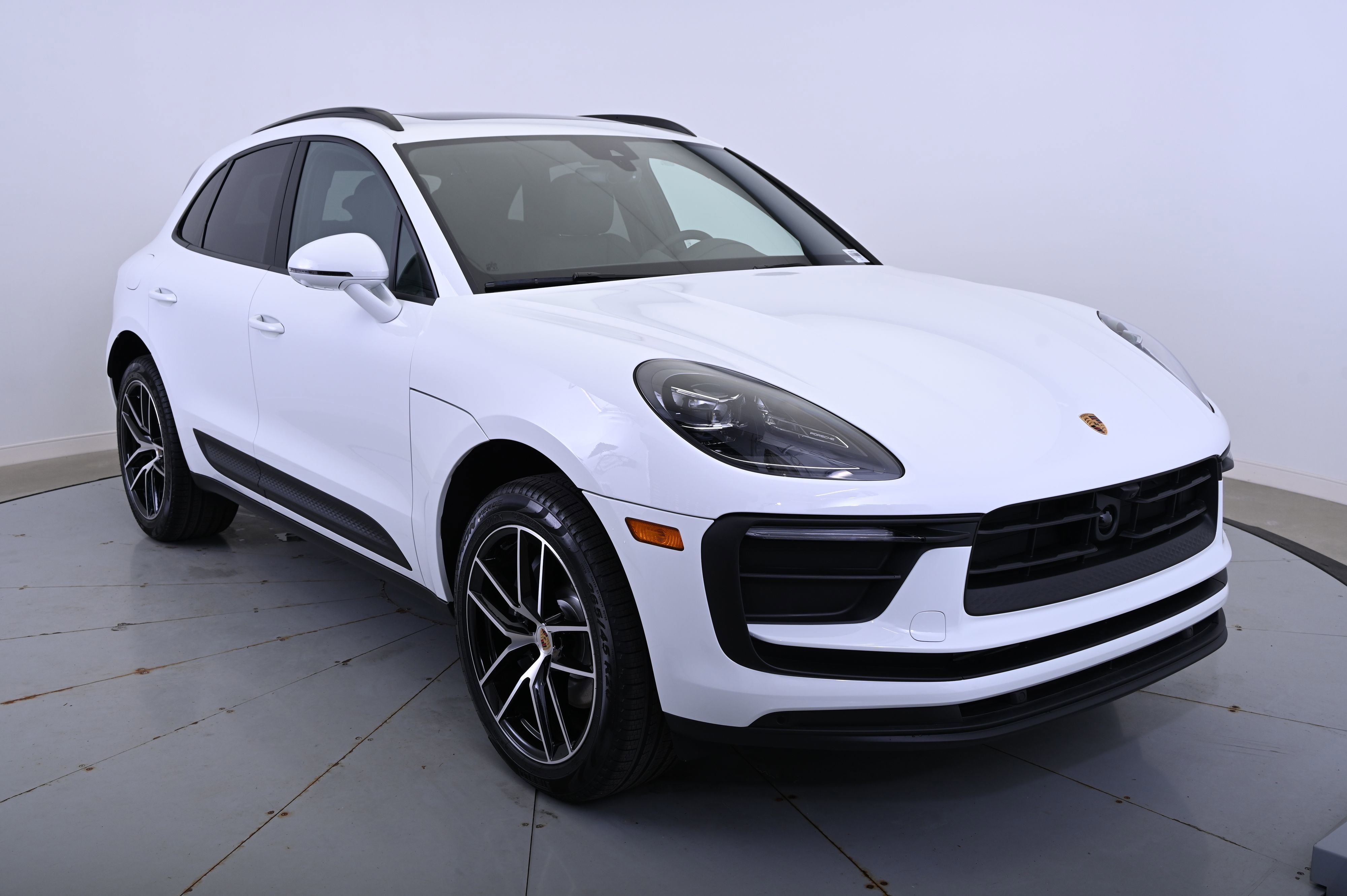 Certified 2025 Porsche Macan image 9
