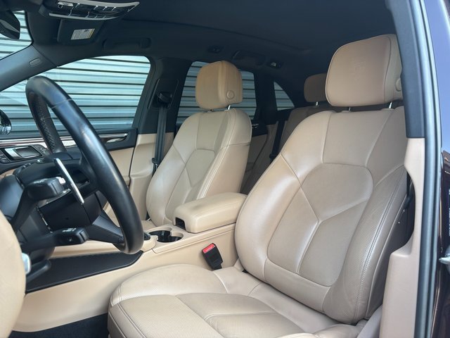 Certified 2023 Porsche Macan image 5