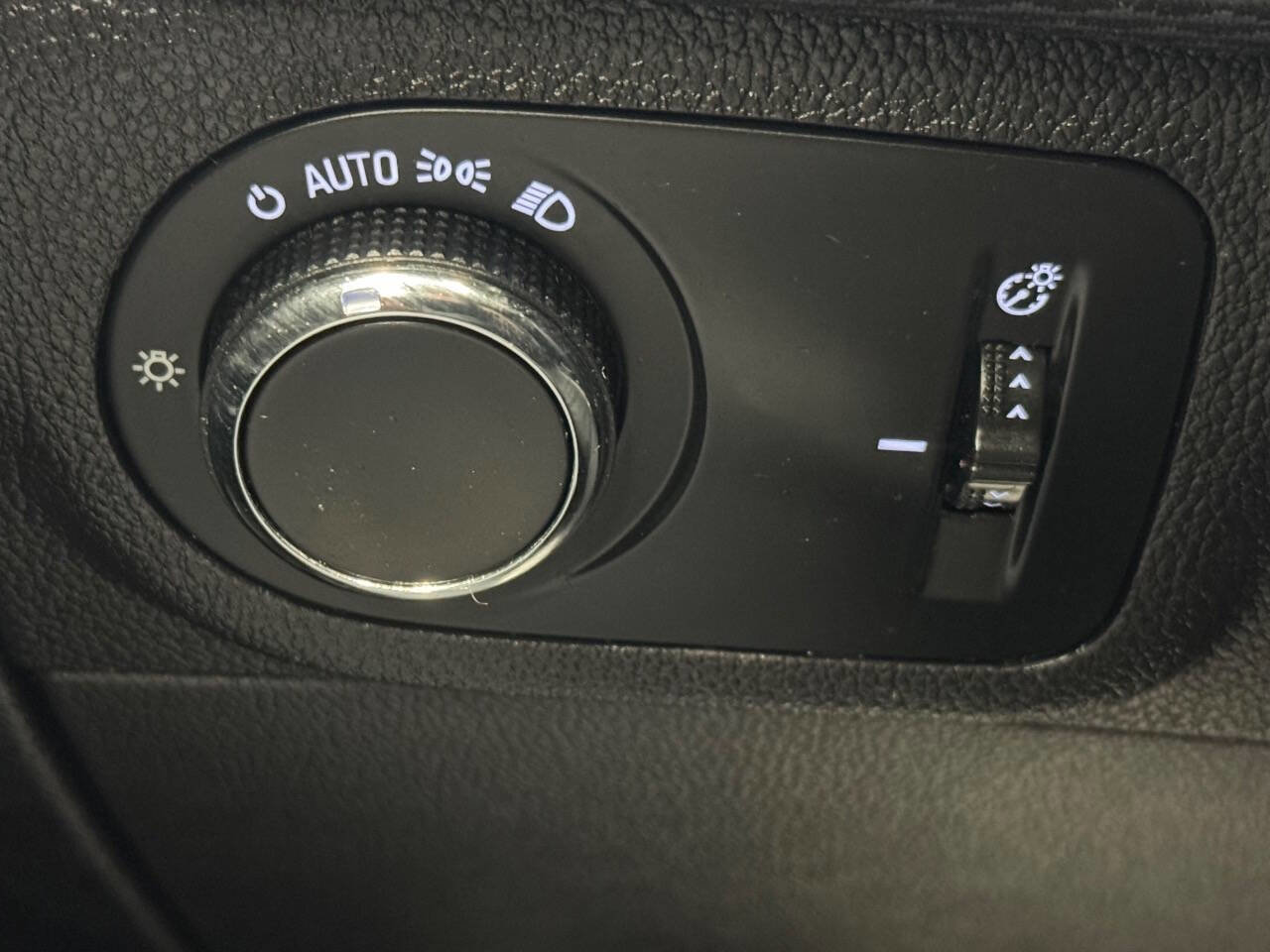 Used 2017 Chevrolet Cruze LT w/ Convenience Package FWD image 32