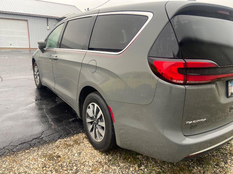 Used 2022 Chrysler Pacifica Touring-L image 4