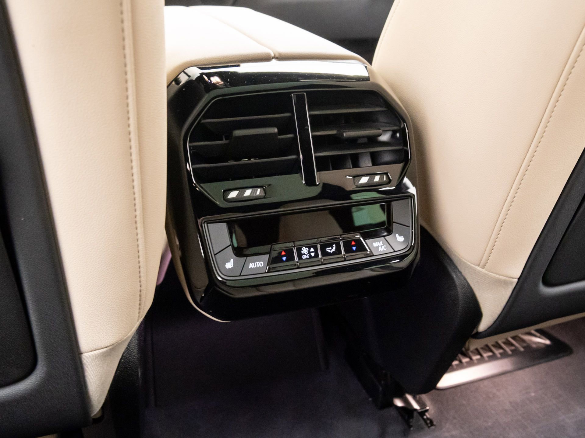 Used 2024 BMW iX xDrive50 w/ Premium Package image 18