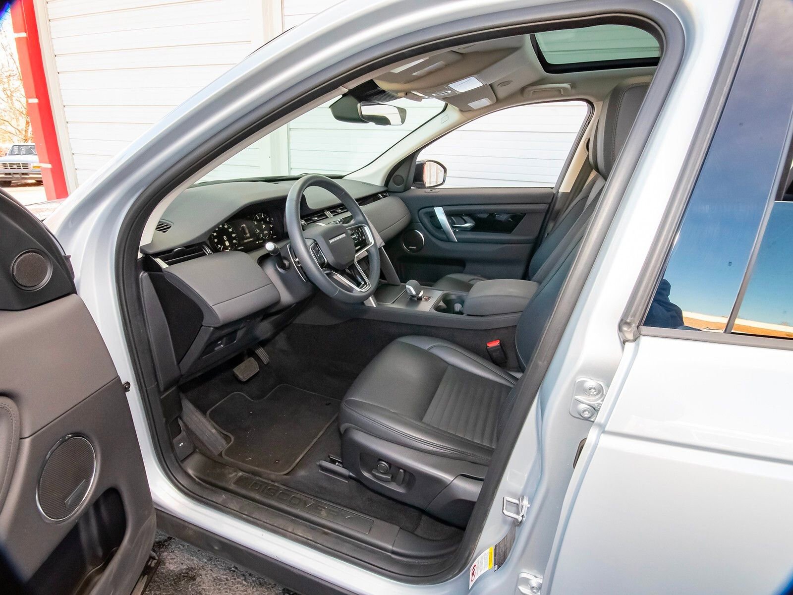 Used 2025 Land Rover Discovery Sport S image 33